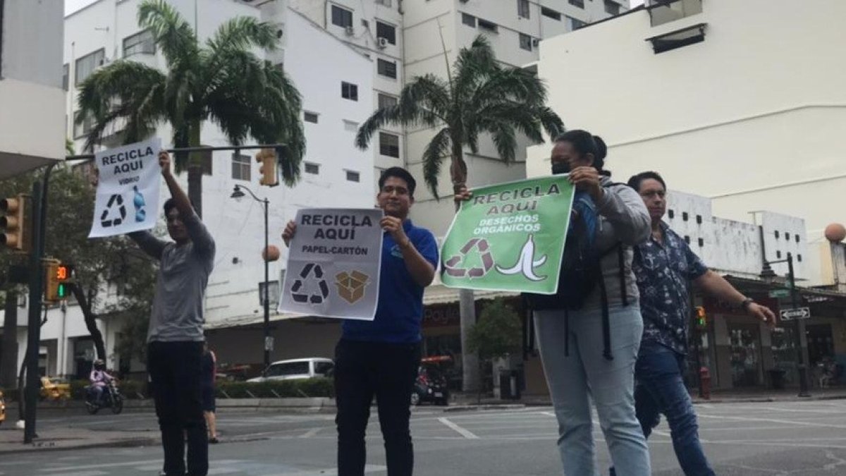 Los estudiantes de la Universidad Agraria se apostaron en diferentes puntos del centro de la ciudad, con letreros que contenían mensajes sobre el cuidado del medio ambiente.