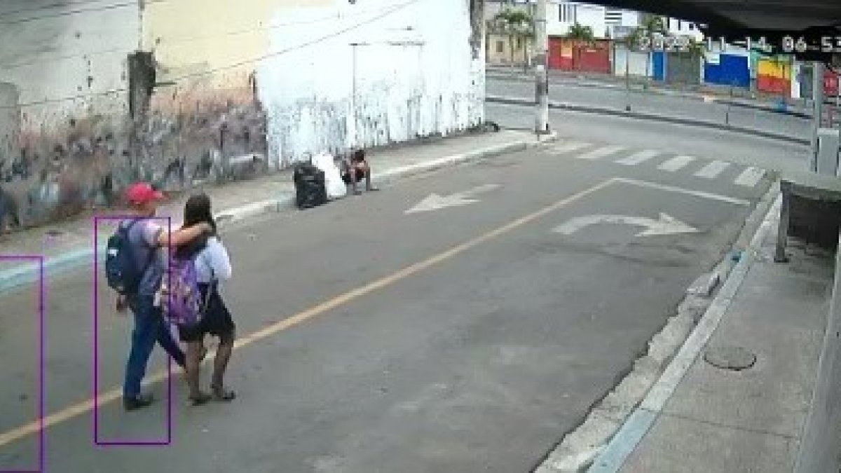 La jovencita hizo señas y alertó a las personas que pasaron junto a ella. El delincuente huyó.