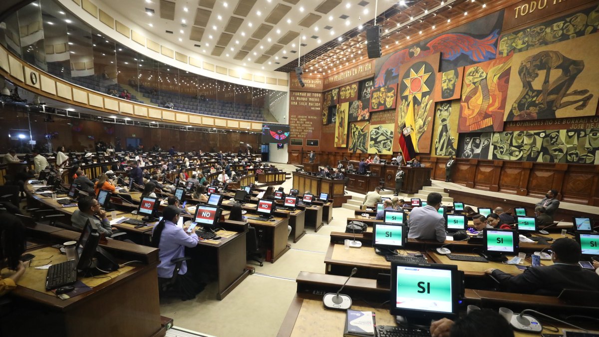 Los consejeros fueron llamados a juicio político con 84 votos a favor.