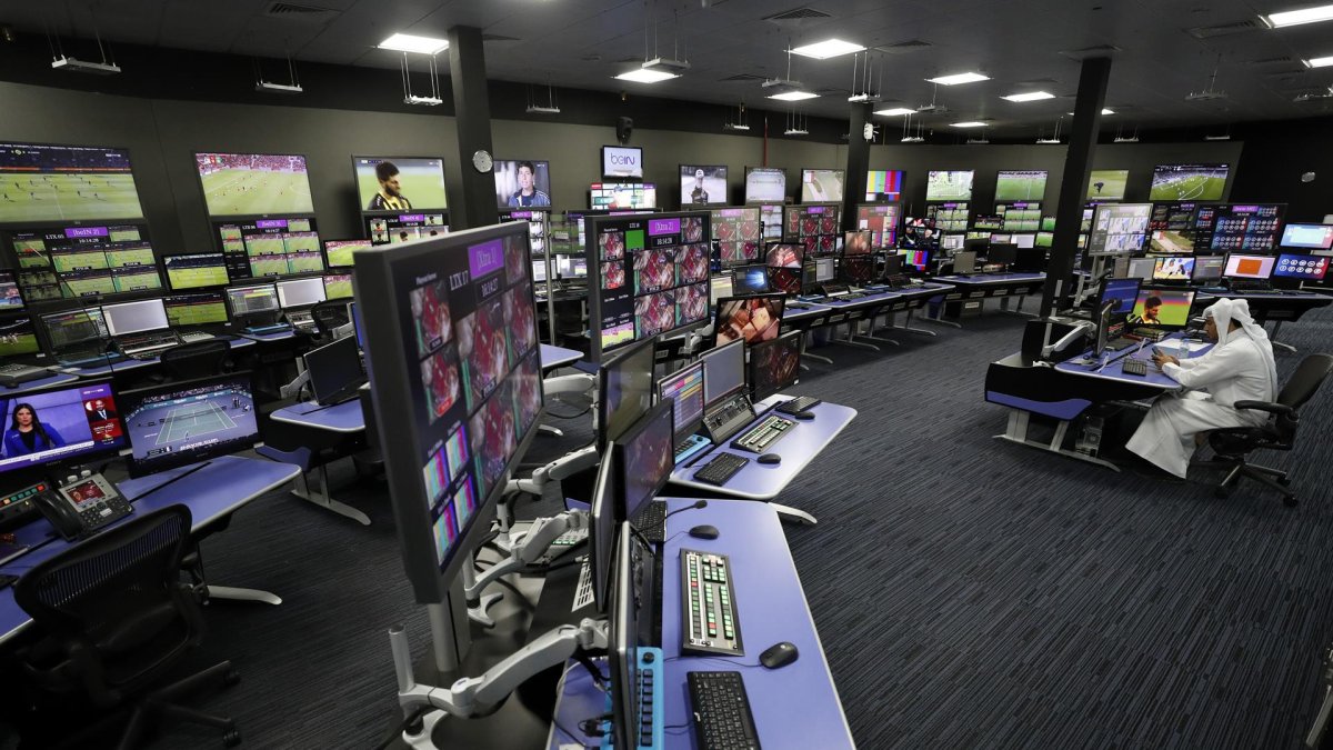 Vista de la sala de control del grupo beIN, canal oficial del Mundial de Qatar 2022.