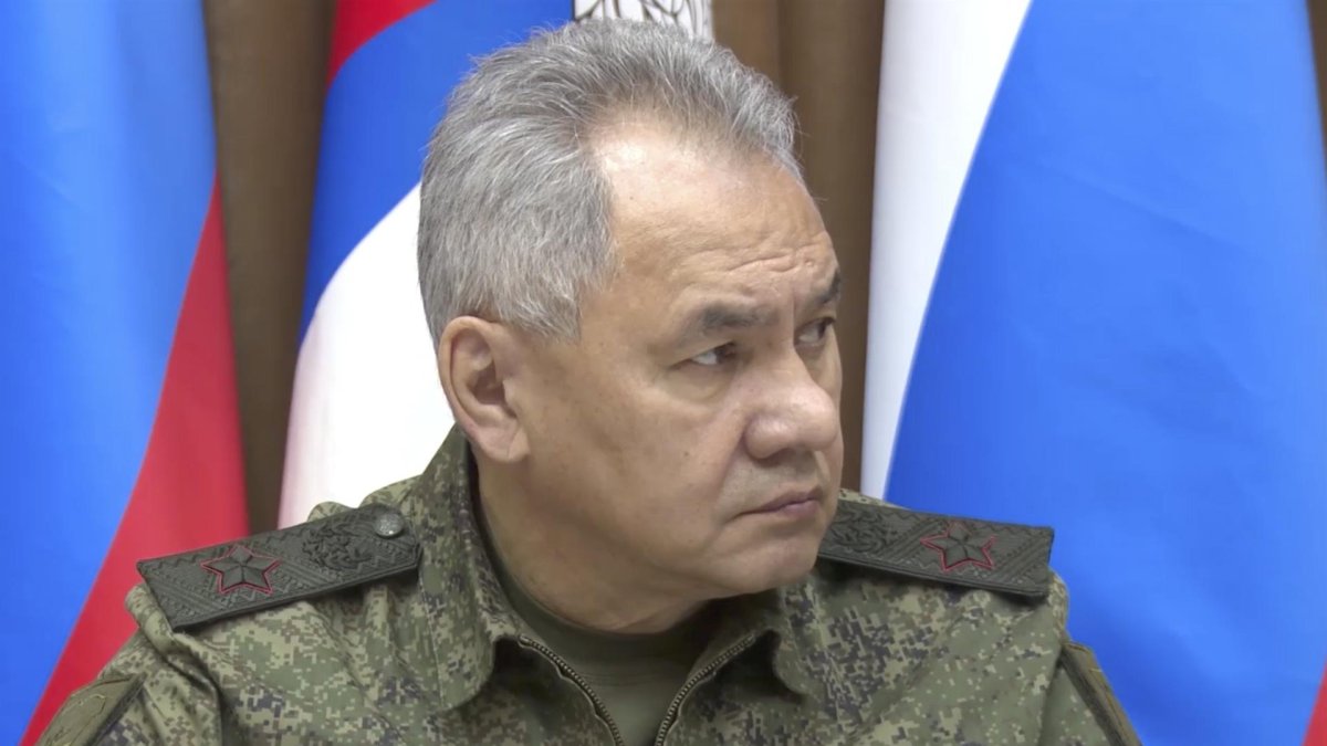 Captura de un video que muestra al ministro de Defensa de Rusia, Sergei Shoigu, escuchando un informe sobre la guerra de Ucrania el pasado 9 de noviembre en Moscú.