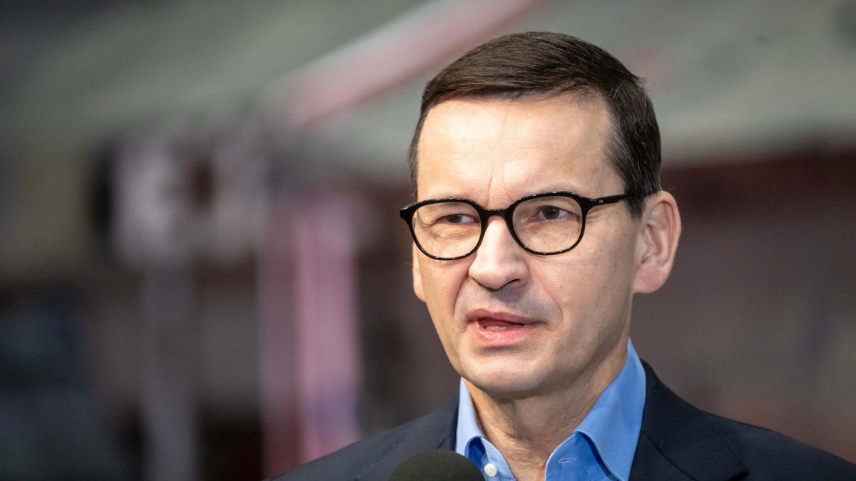El primer ministro polaco, Mateusz Morawiecki, asiste a una conferencia de prensa en una fábrica de aviones en Bydgoszcz, Polonia, el 14 de noviembre de 2022.