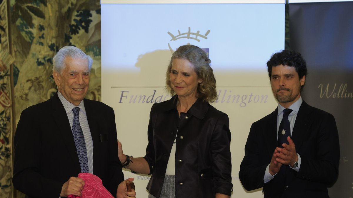 El premio Nobel de Literatura con Elena de Borbón y el director del Centro de Asuntos Taurinos de la Comunidad de Madrid, Miguel Abellán.