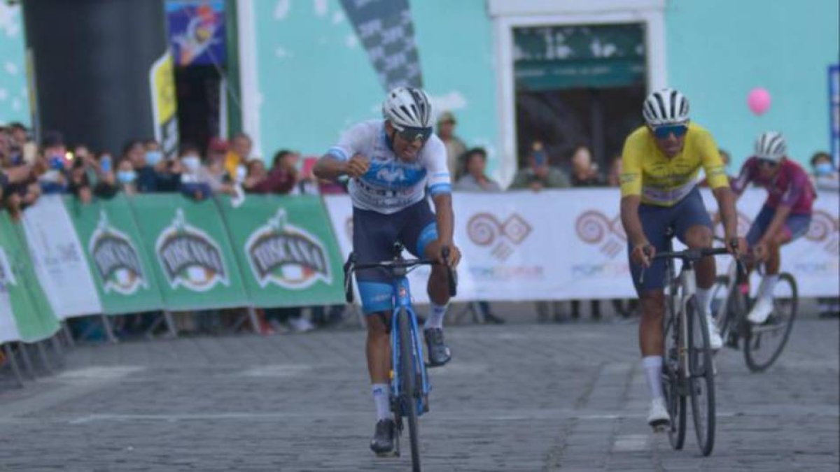 El ciclista Santiago Montenegro (i) y su celebración tras cruzar la meta en San Gabriel.