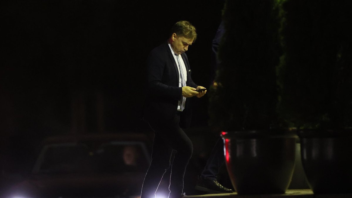 El Ministro de Justicia polaco Zbigniew Ziobro llega a una reunión gubernamental a puertas cerradas en la Cancillería del Primer Ministro en Varsovia, Polonia.