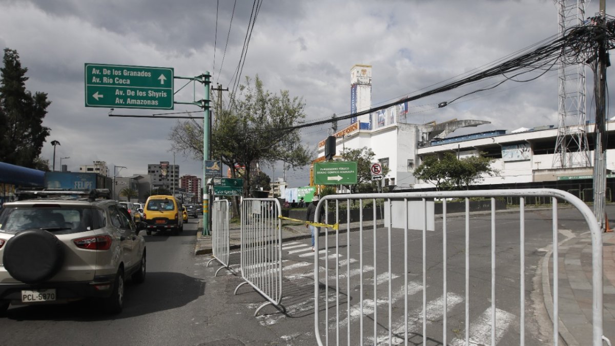 Acceso.  Residentes y trabajadores podrán pasar dentro del perímetro presentando una planilla de servicio básico o credencial laboral.