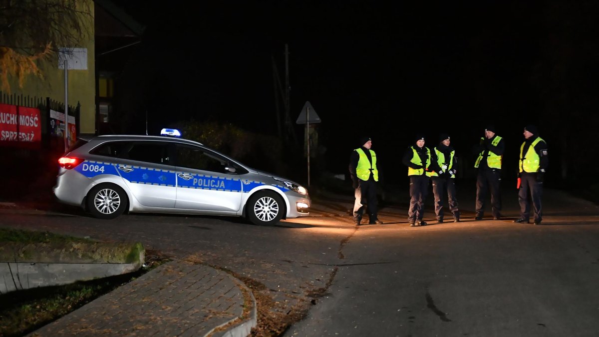 Oficiales de policía polacos patrullan en el pueblo de Przewodow, sureste de Polonia, el 15 de noviembre de 2022.