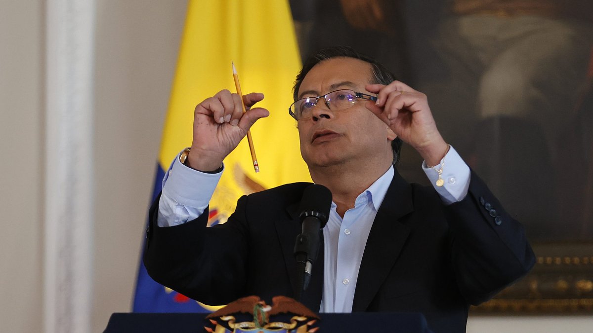 El presidente de Colombia Gustavo Petro habla sobre el balance de su gestión al cumplir los primeros cien días de su Gobierno, en Bogotá (Colombia). EFE/ 