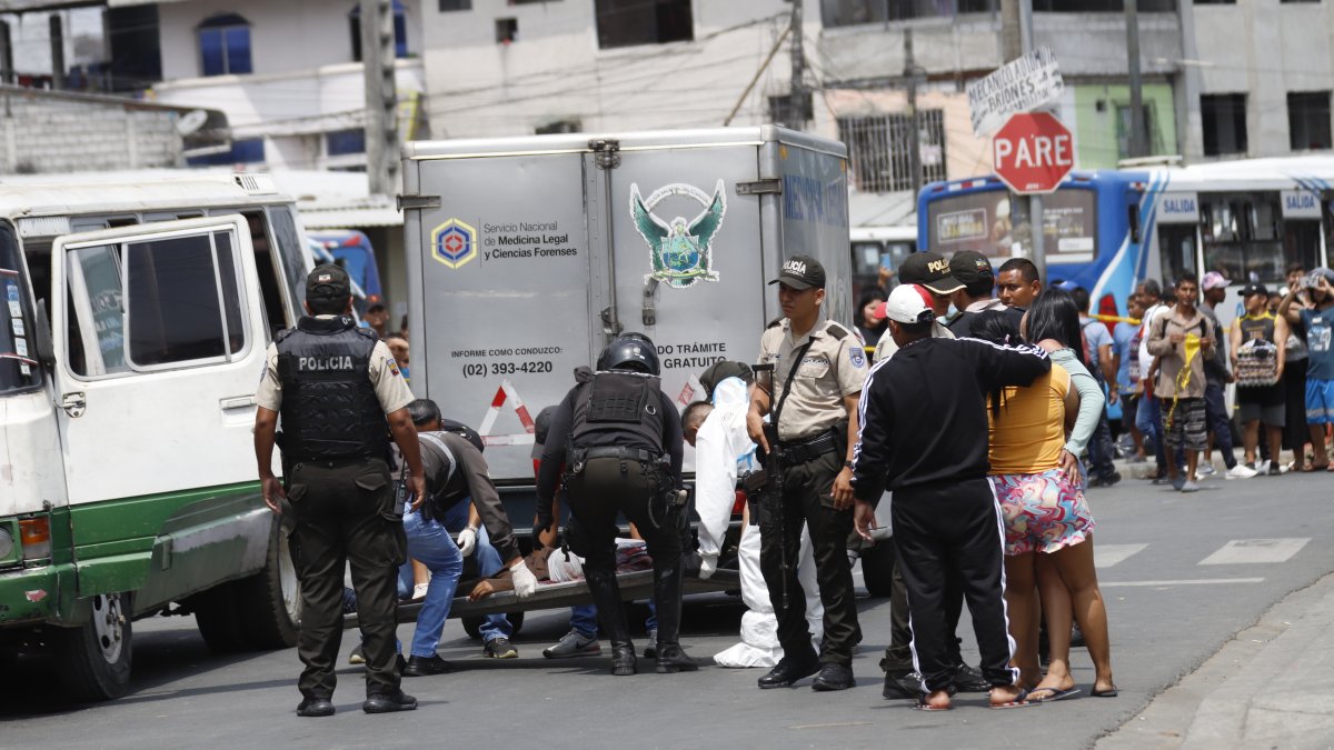 El levantamiento de cadáveres es observado por los moradores del lugar, entre el público suelen estar niños.