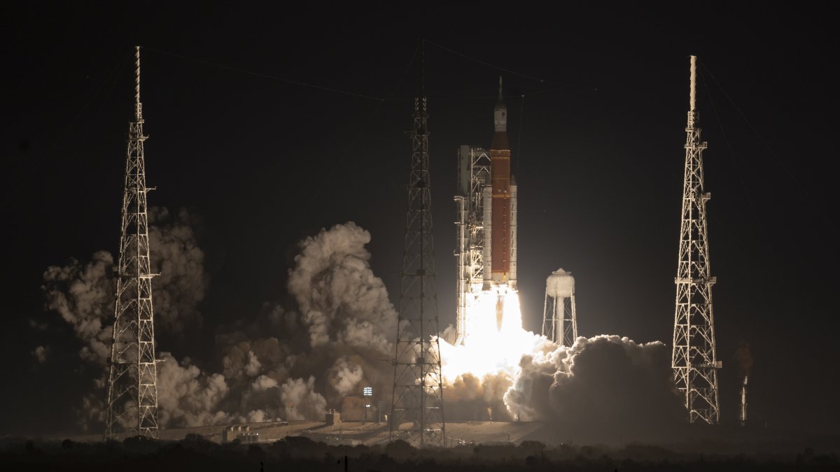 la NASA muestra el cohete del Sistema de Lanzamiento Espacial de la NASA que transporta la nave espacial Orion despegando en el vuelo de prueba Artemis I.