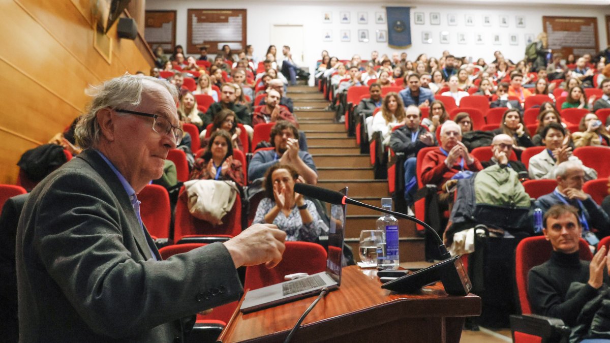 Michael Stanley Whittingham, premio Nobel de Química en 2019 por el desarrollo de las baterías de ión-litio.Aborda en una conferencia la situación actual de almacenamiento de energético y su influencia en el cambio climático