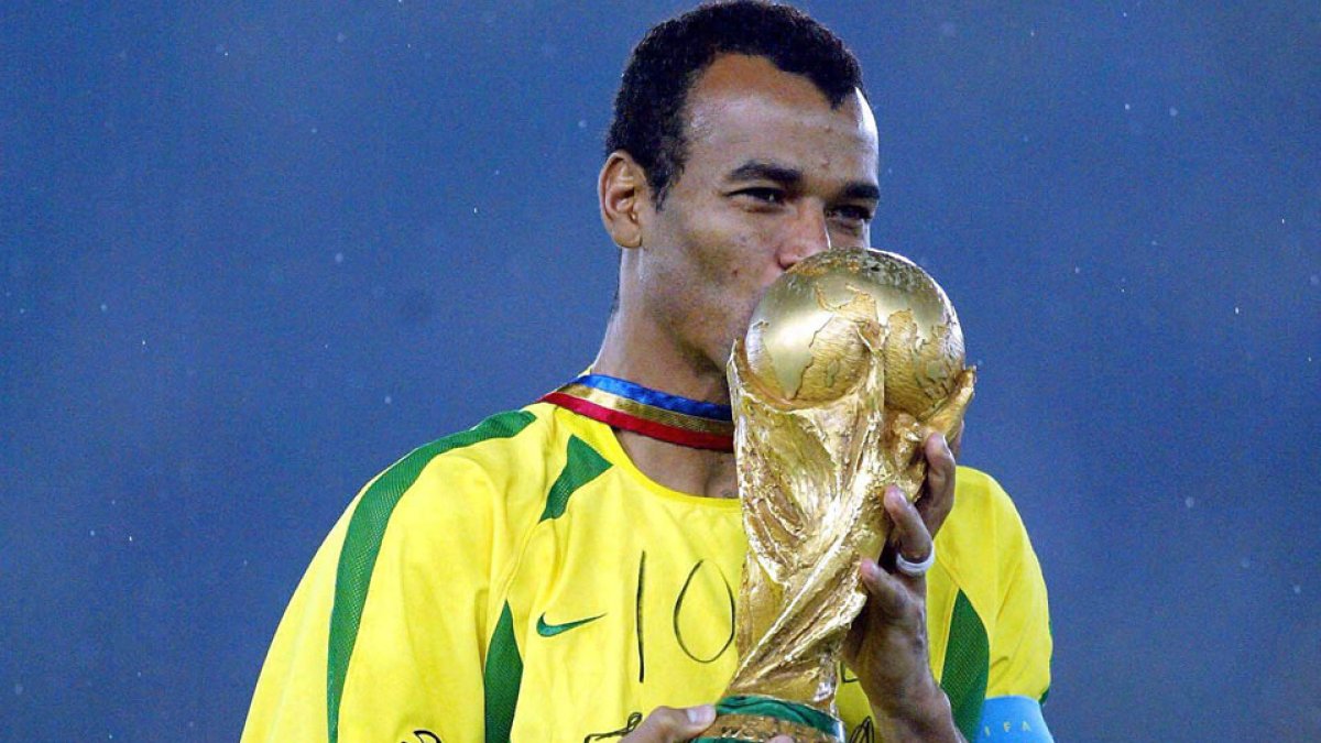 Cafú, exlateral y capitán de la selección brasileña, besando la Copa del Mundo en 2002.