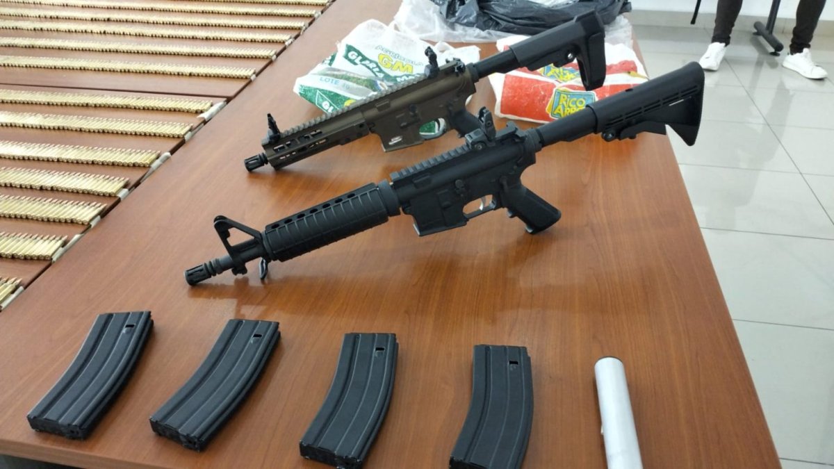 Los dos fusiles requisados tras el allanamiento en Sauces 7.