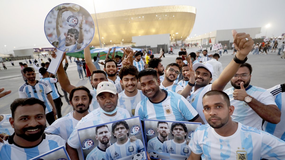 En la foto, tomada el 09/09/2022, aficionados locales seguidores de Argentina momentos antes de la Lusail Super Cup en el estadio de Luisal, donde se jugará la final del Mundial.