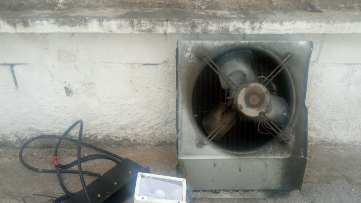 Evidencia. El sospechoso tenía listo el material sustraído para llevárselo.