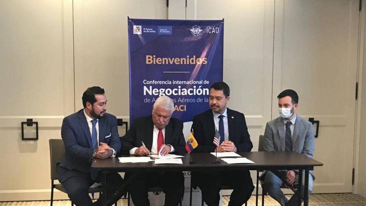 El ministro de Transporte y Obras Públicas, Marcelo Cabrera, durante la firma de memorandos de entendimiento.