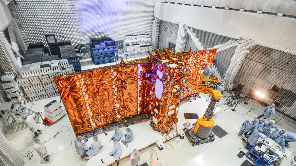 Proyección. El satélite SAOCOM 1A en la sala de integración. Junto a SAOCOM 1B monitoriza la humedad del suelo, la calidad de los cultivos y las emergencias ambientales.