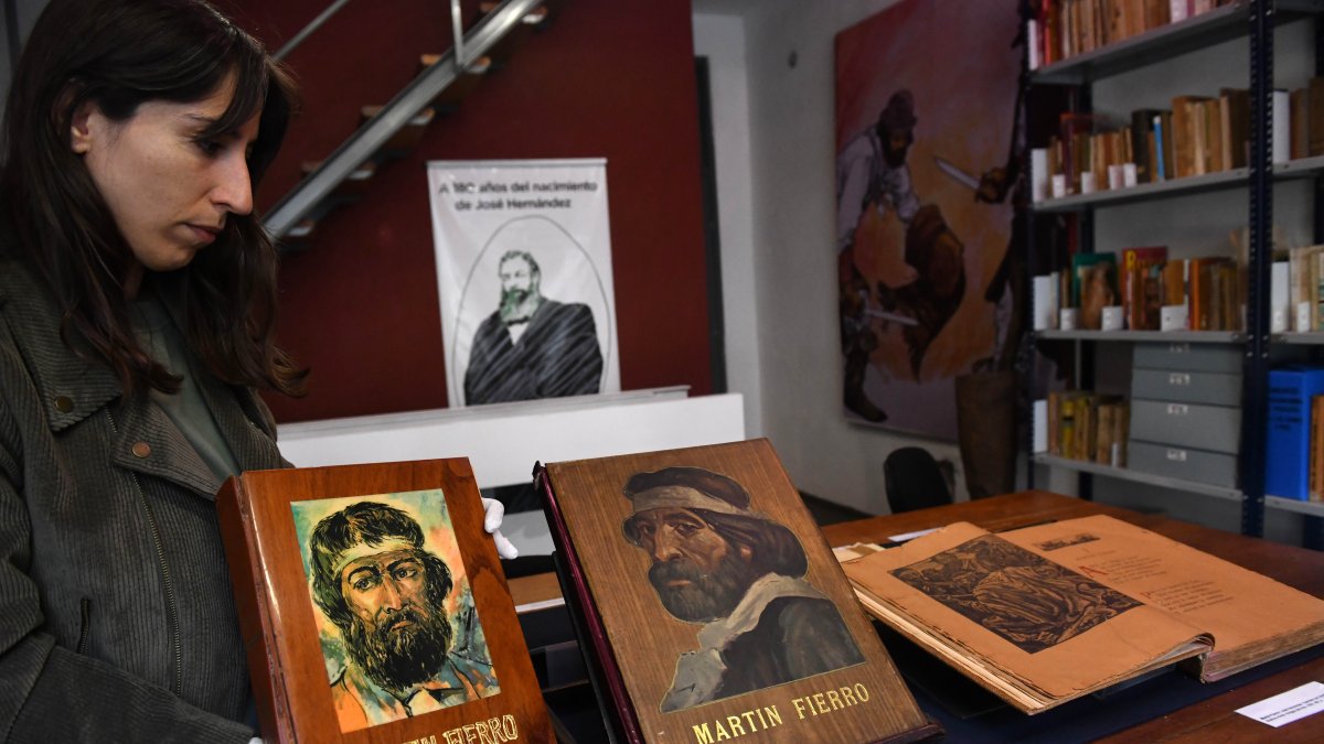 Pistas. Paula Etkin, historiadora, muestra un libro de Martín Fierro, en el Museo de Arte Popular José Hernández.