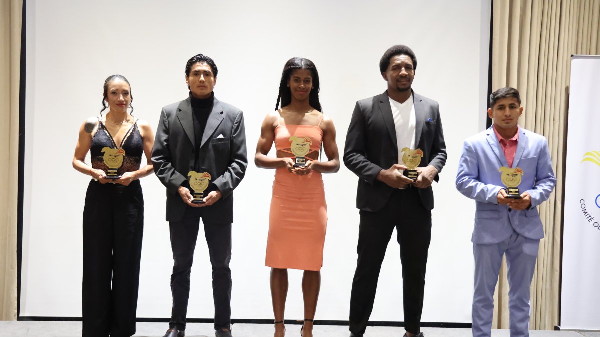 Deportistas de atletismo y boxeo durante su condecoración en la velada 2022.