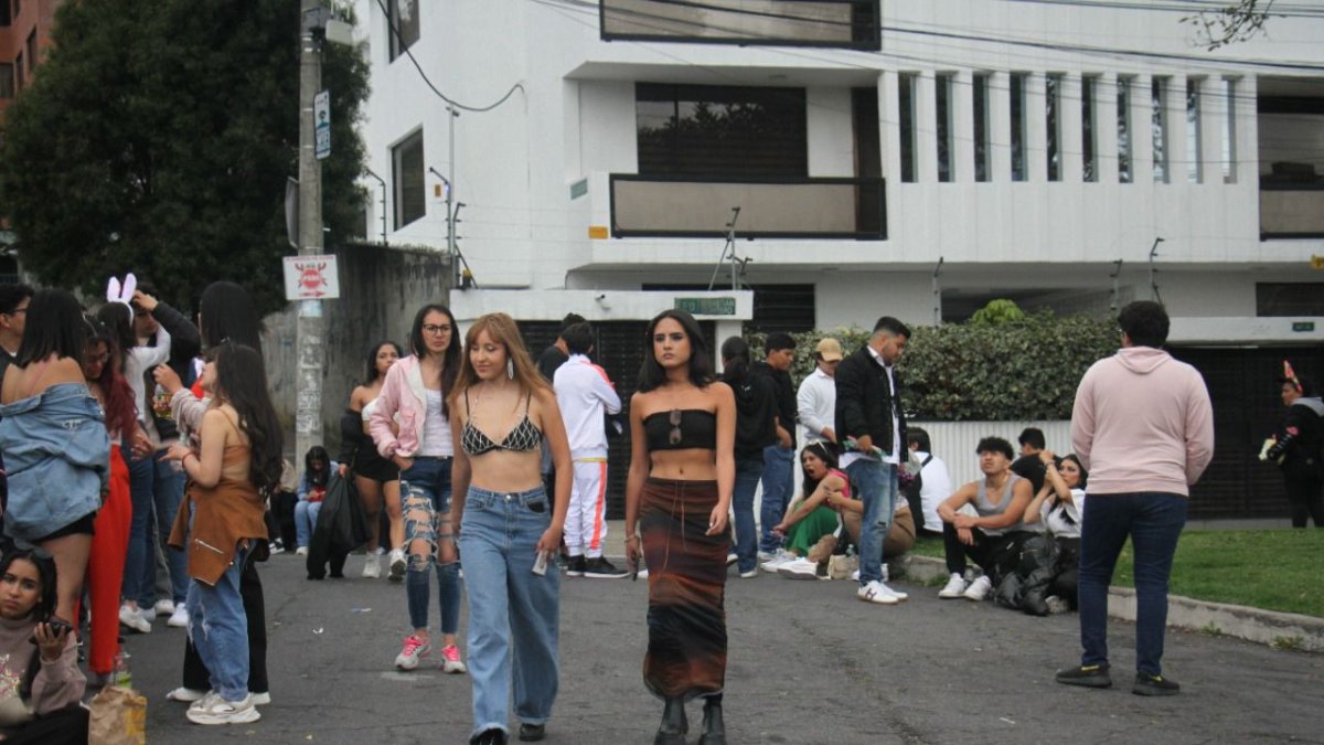 Fans estrenan outfits para ver a Bad Bunny