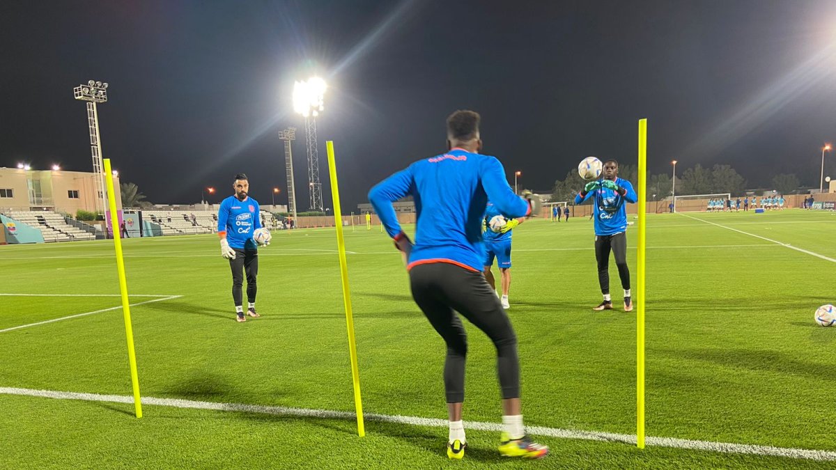La cancha del Mesaimeer FC es el lugar donde la Tri realizará sus entrenamientos en Doha. Los porteros Hernán Galíndez (i), Alexander Domínguez (de espalda) y Moisés Ramírez fueron los primeros en saltar al campo.
