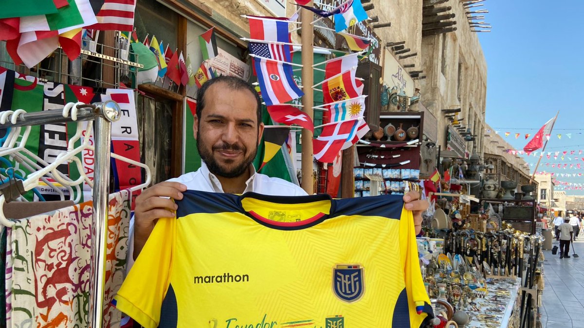 Hassam habla español y es uno de los pocos que tiene prendas de la Tri.