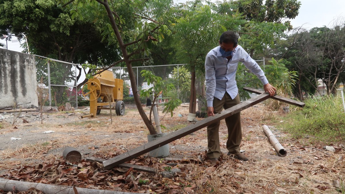 Los residentes de las manzanas 401, 408, 414  y 415 han colocado árboles cerca de las paredes de sus casas que colindan con la zanja, ante la falta de un talud de protección.