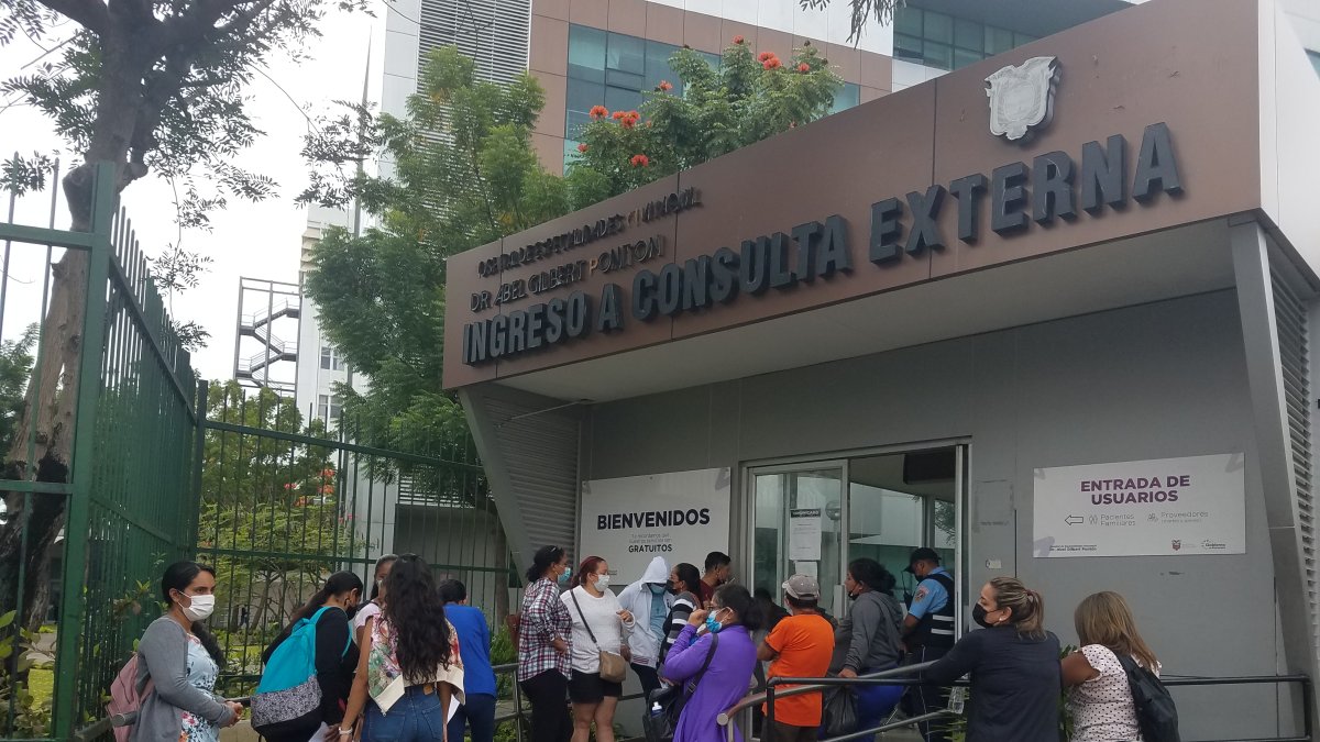 Usuarios esperan su turno para ingresar al área de consulta externa del Hospital Abel Gilbert Pontón, en el suroeste de Guayaquil.