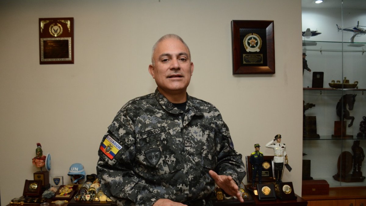 Trabajo. El comandante de la Policía Fausto Salinas señala que si no se hubiese intervenido los resultados serían peores.