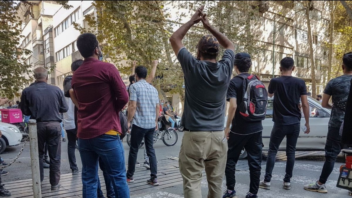 Manifestantes se enfrentan con la policía durante una protesta por la muerte de la joven iraní Mahsa Amini en Teherán el pasado 9 de octubre de 2022