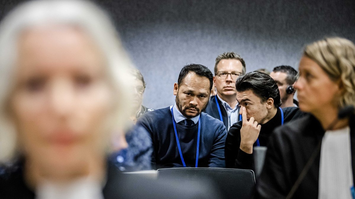 Familiares de las víctimas del derribo del vuelo MH17 asisten a un juicio en el Complejo Judicial de Schiphol en Badhoevedorp, Países Bajos, el 17 de noviembre de 2022. /REMKO DE WAAL