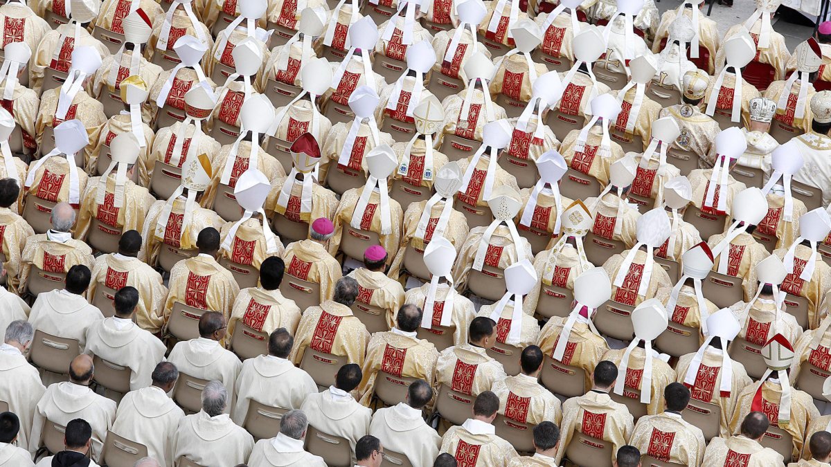 Fotografía de archivo (18/10/2015) de obispos asistiendo a una ceremonia religiosa en la Plaza de San Pedro, Ciudad del Vaticano.