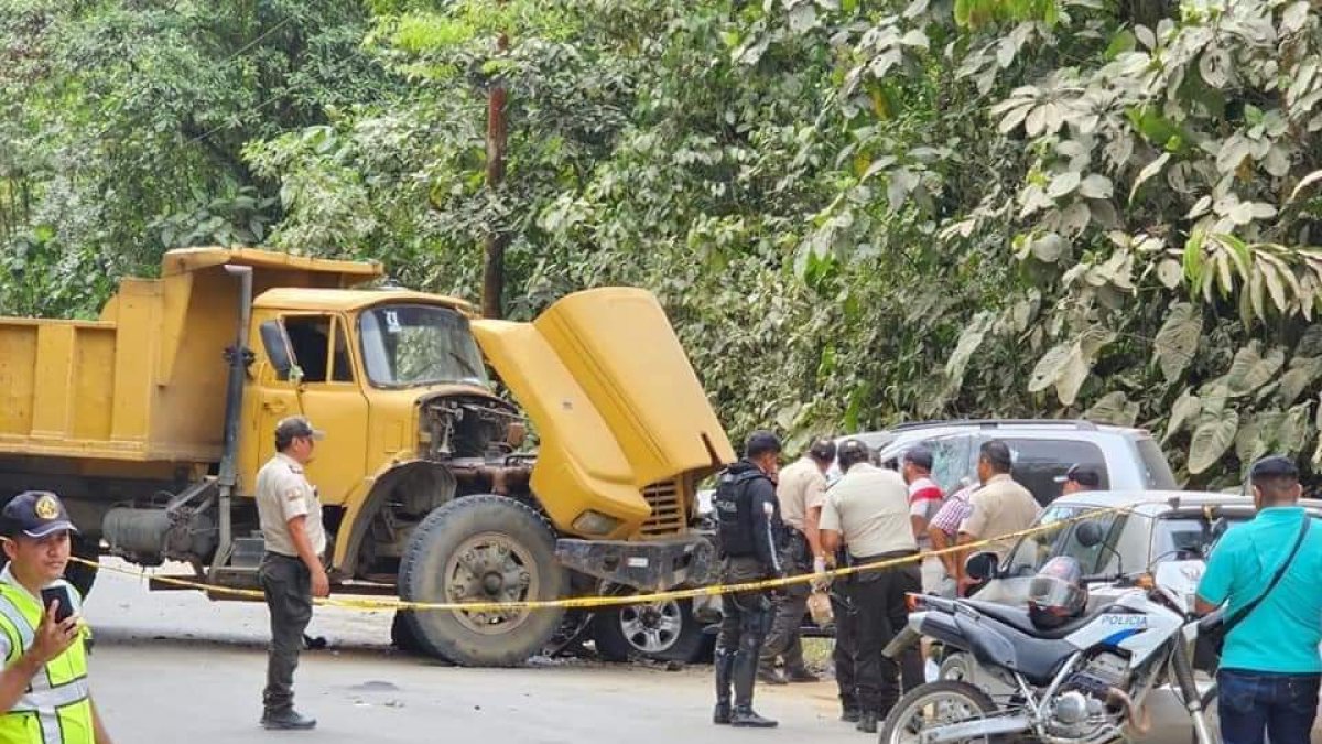 En el asalto habrían utilizado una volqueta para chocar el vehículo donde transportaban el metal.