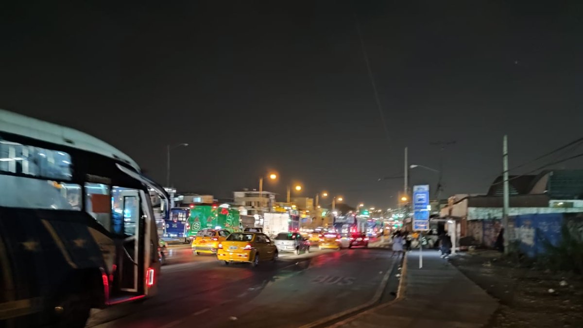 Oscuro. La zona con las luminarias apagadas es altamente traficada.
