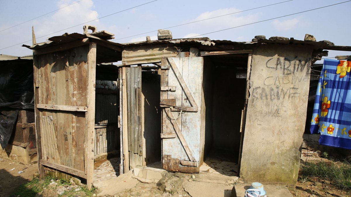 Baños públicos en una fotografía de archivo.