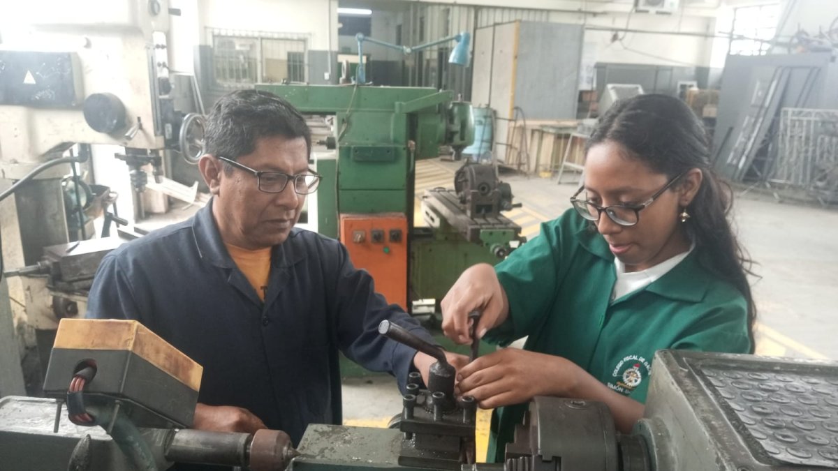 Angelina Chuquitarco durante sus prácticas de electromecánica.