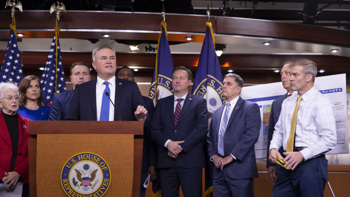 El representante republicano de Ohio Jim Jordan (D) y el representante republicano de Kentucky James Comer (I), este 17 de noviembre de 2022. /Michael Reynolds