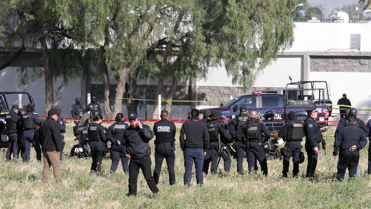 Agentes de la policía observan los restos del accidente del helicóptero de la Secretaría de Seguridad Publica estatal hoy, en la ciudad de Aguascalientes (México).EFE/