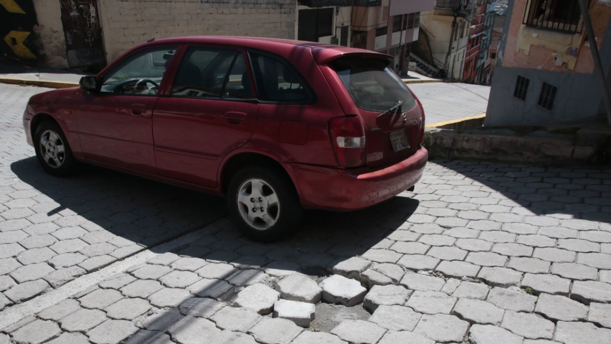 Daños. En los boquetes formados, los carros se caen y golpean generando gastos en reparaciones.