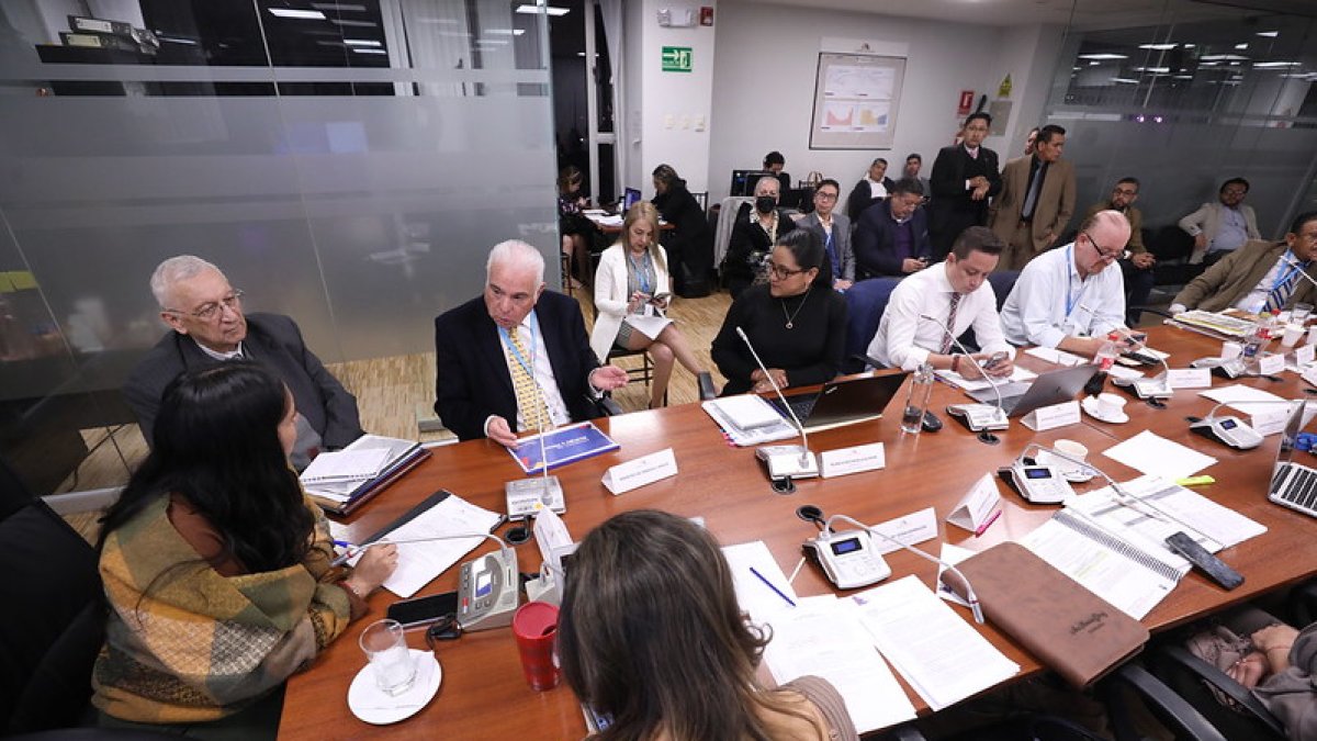 El ministro de Energía, Fernando Santos Alvite, acudió a la Asamblea la noche del 16 de noviembre.
