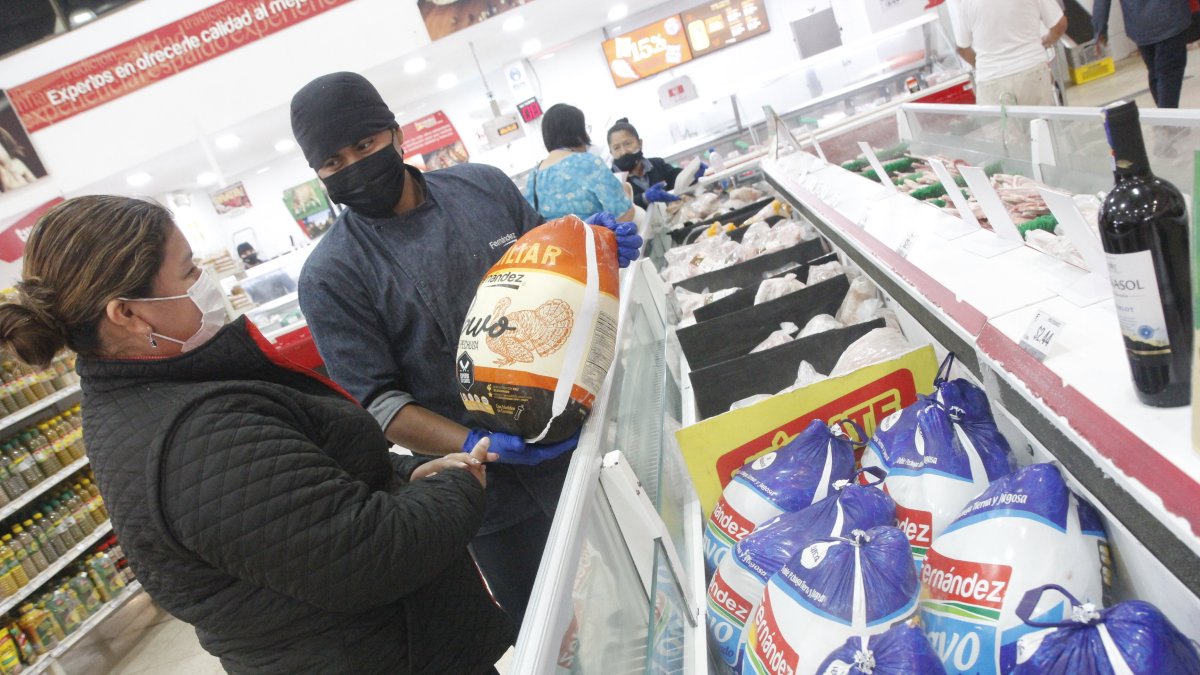 La venta de pavos y cerdos comienza a moverse semanas antes de las fiestas de fin de año.
