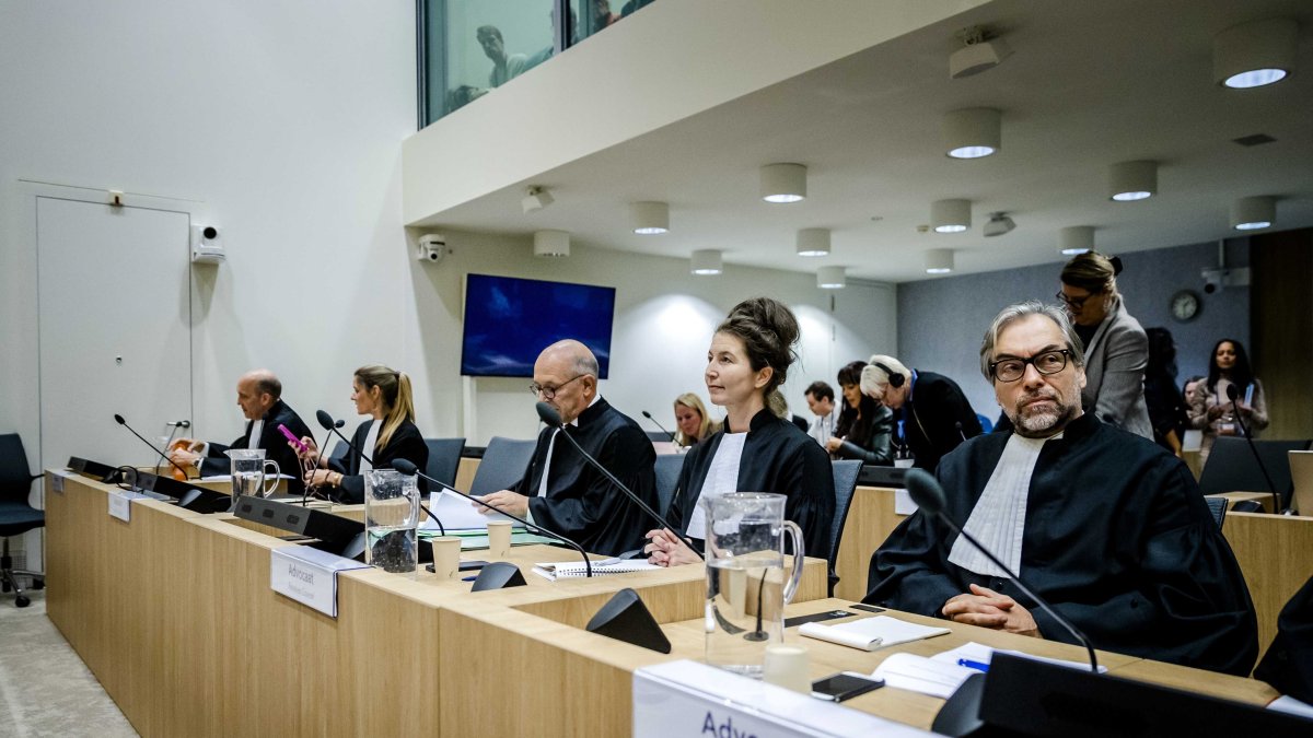 La justicia neerlandesa escucha los testimonios en la audiencia.