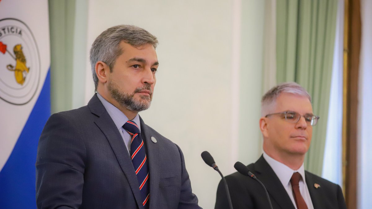  El mandatario paraguayo, Mario Abdo Benitez (i), junto al embajador de Estados Unidos en Paraguay, Marc Ostfield, durante una rueda de prensa en Asunción  . EFE/