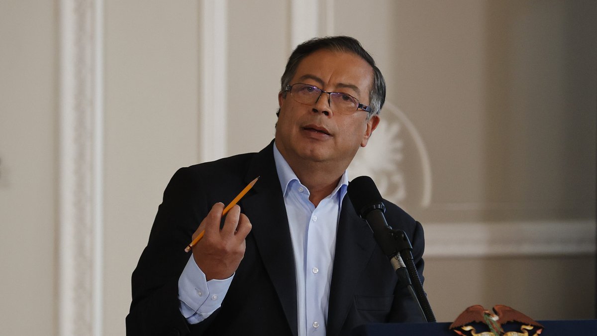 El presidente de Colombia Gustavo Petro habla  sobre el delegado para los diálogos de paz. EFE/  
