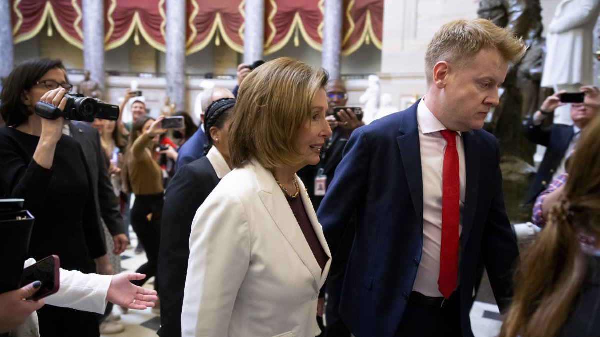 La presidenta de la Cámara de Representantes estadounidense, Nancy Pelosi (c) camina en la sede del Congreso en Washington (EE.UU.). EFE/EPA/MICHAEL REYNOLDS