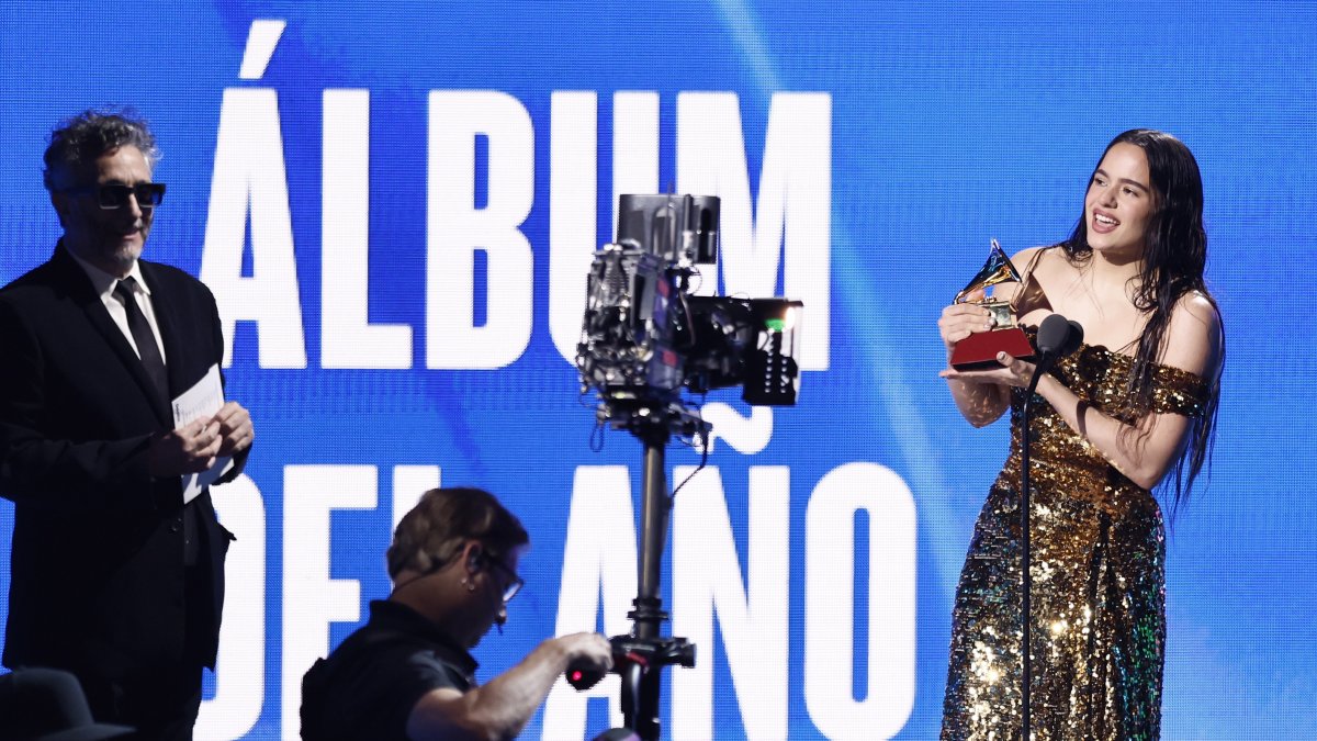 Rosalía reacciona al aceptar su premio a Álbum del Año durante la 23ª Entrega Anual de los Premios Grammy Latinos