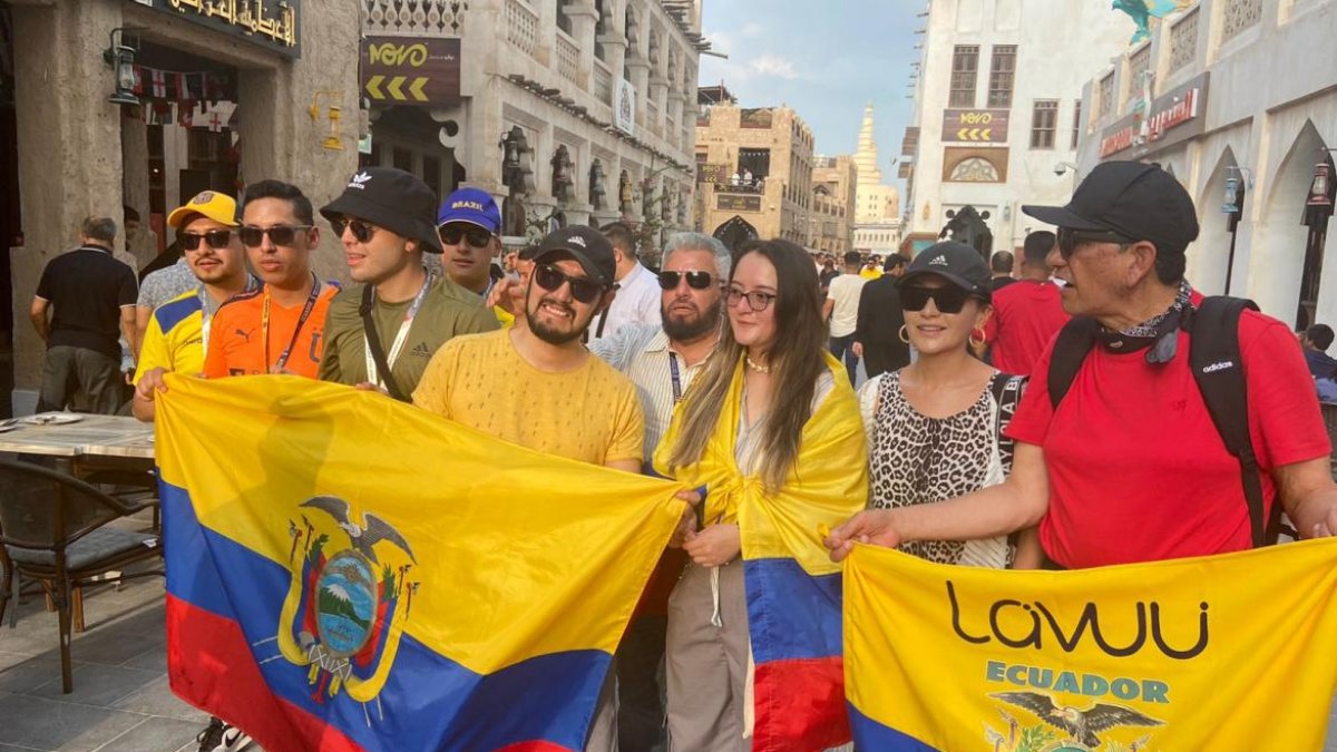 Hinchada ecuatoriana en Doha.