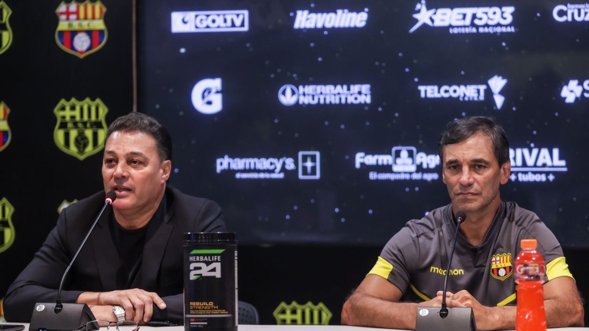 Alfaro Moreno (i) admitió que Fabián Bustos seguirá siendo el entrenador de Barcelona.