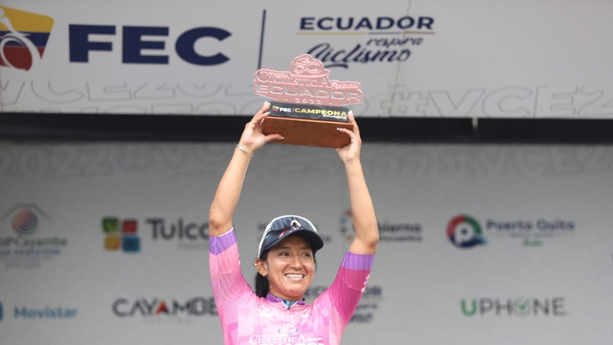 La ciclista Miryam Núñez durante la celebración tras ganar la primera edición de la Vuelta femenina.