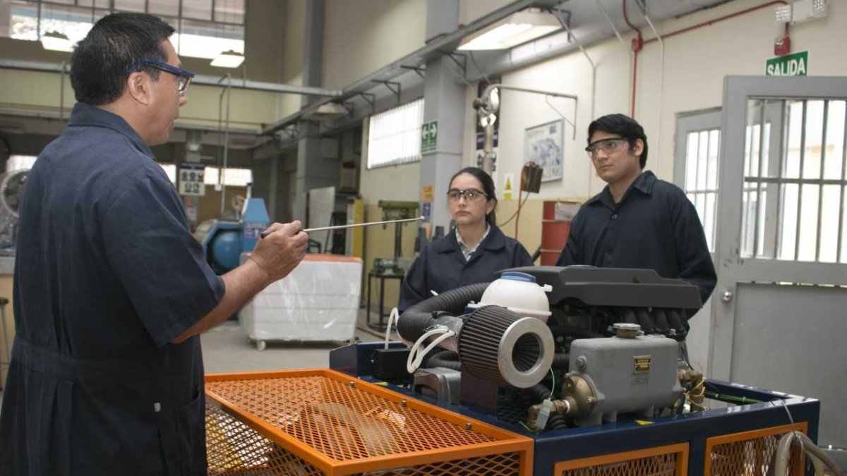 Imagen referencial de estudiantes de una carrera de ingeniería en uno de los laboratorios.